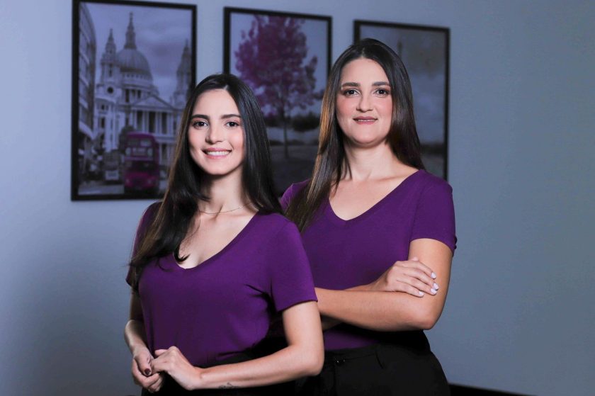 Duas empreendedoras em apresentação ao seu negócio